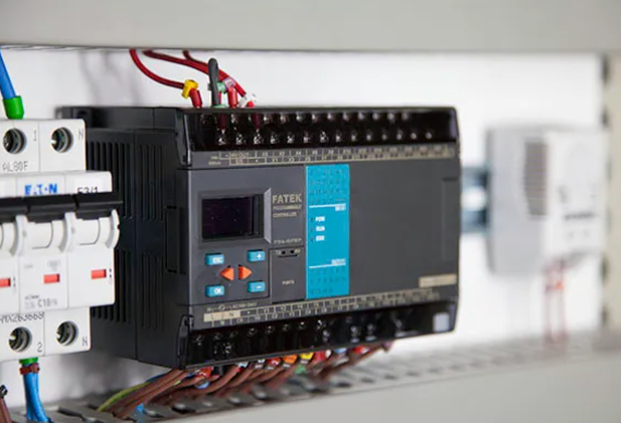 Controlador PLC compacto industrial IP67 — 8 E/S digitales + 4 analógicas, Modbus/TCP